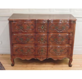 Walnut crossbow chest of drawers, 18th century