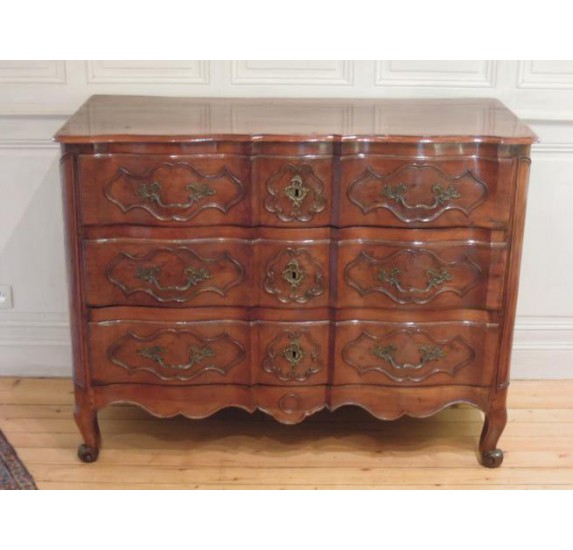 Walnut crossbow chest of drawers, 18th century