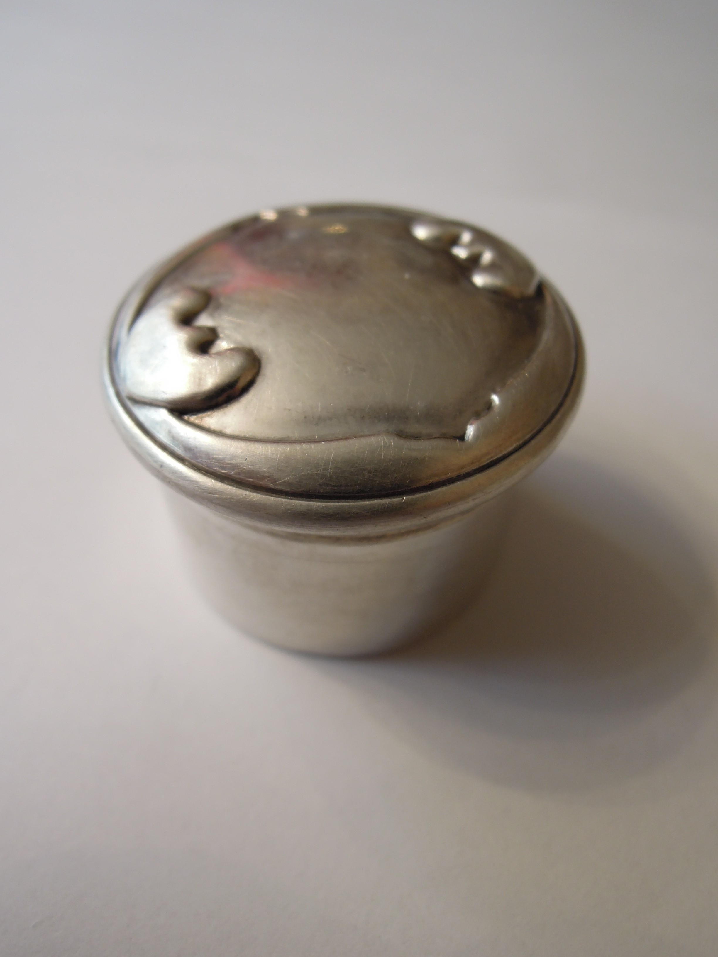 Vintage Tiny Snuff Box Small Pill box Trinket AI26