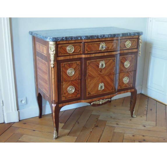 Veneered chest of drawers, 18th century