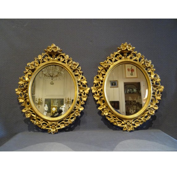 Paire de miroirs en bois doré