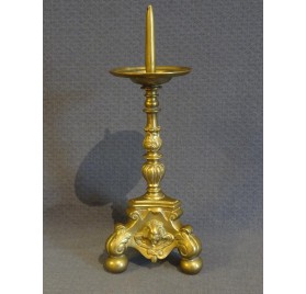 Beautiful candlestick in cast brass from the 17th century