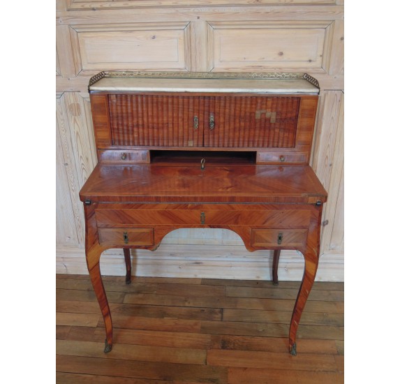 Bureau bonheur du jour d'époque Louis XV en bois de rose