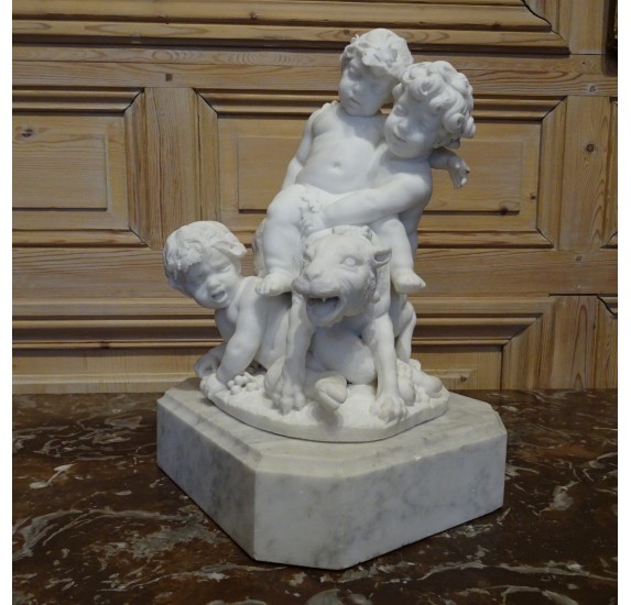 Sculpture en marbre blanc : Bacchus enfant, deux faunes et une panthère