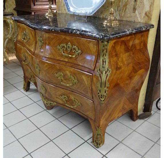 Commode galbée Louis XV de forme tombeau