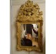 Miroir à fronton en bois sculpté et doré du XVIIIe siècle