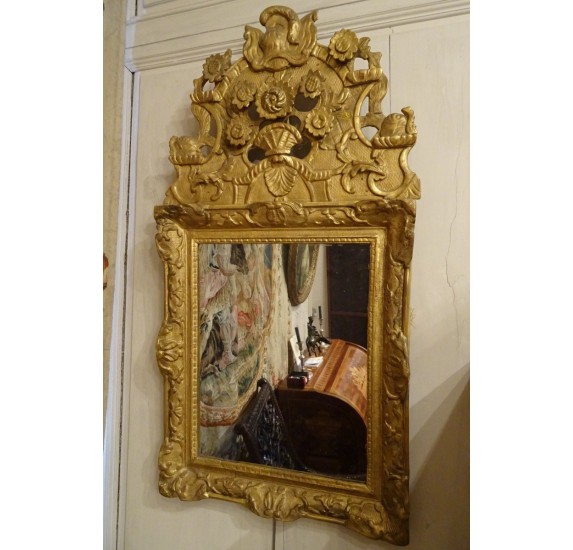 Miroir à fronton en bois sculpté et doré du XVIIIe siècle