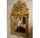 Miroir à fronton en bois sculpté et doré du XVIIIe siècle