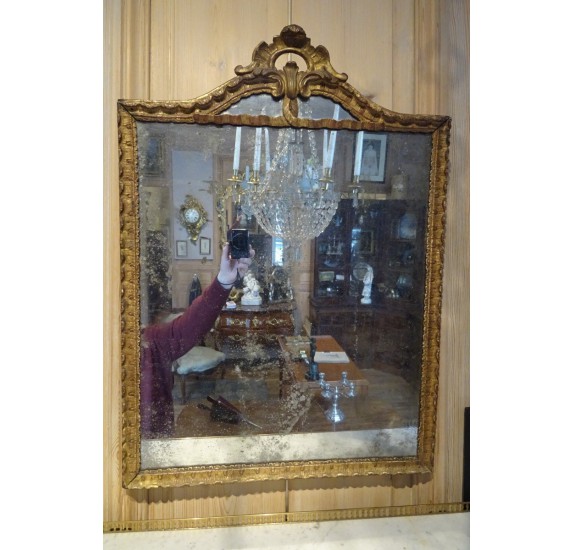 Miroir en bois sculpté et doré datant du XVIIIe siècle