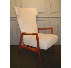 Fauteuil scandinave en hêtre à haut dossier type "wingback"