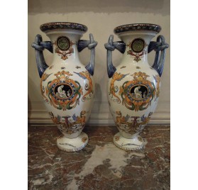 Paire de vases en faïence de Gien à décor polychrome