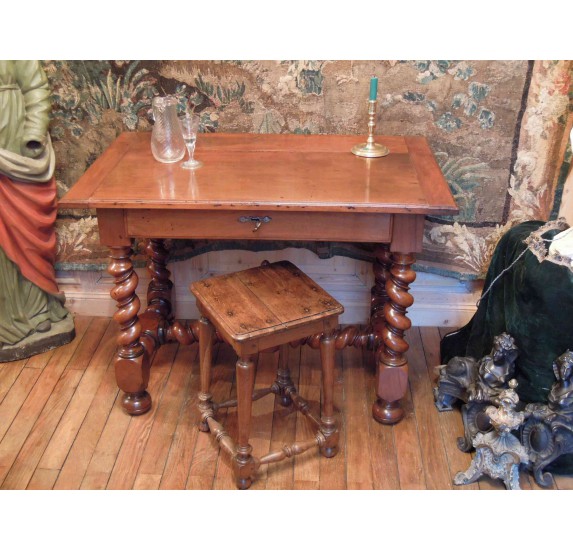 Table en noyer d'époque Louis XIII